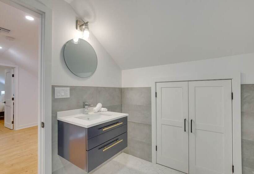 Modern Sharon Farmhouse: Spacious, Patio, Views