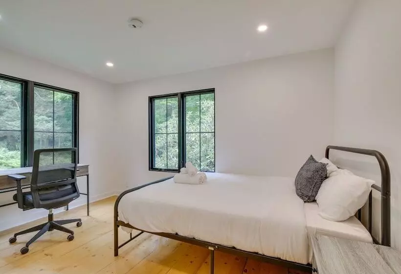 Modern Sharon Farmhouse: Spacious, Patio, Views