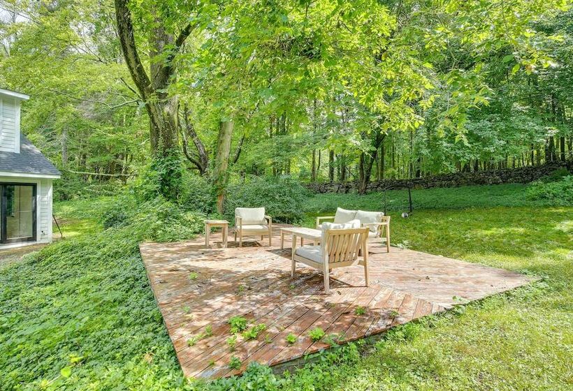 Modern Sharon Farmhouse: Spacious, Patio, Views