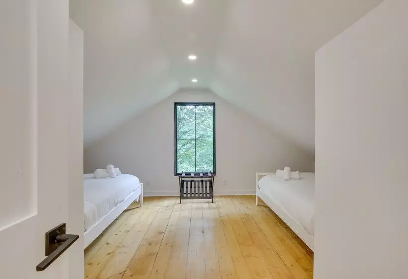 Modern Sharon Farmhouse: Spacious, Patio, Views