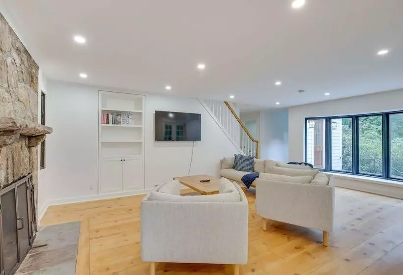 Modern Sharon Farmhouse: Spacious, Patio, Views