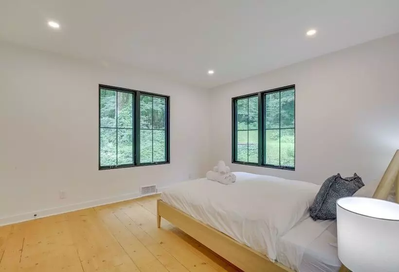 Modern Sharon Farmhouse: Spacious, Patio, Views