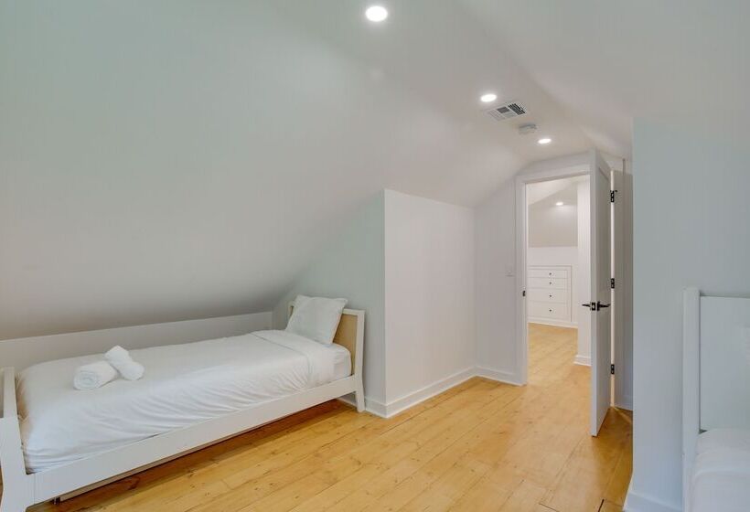 Modern Sharon Farmhouse: Spacious, Patio, Views