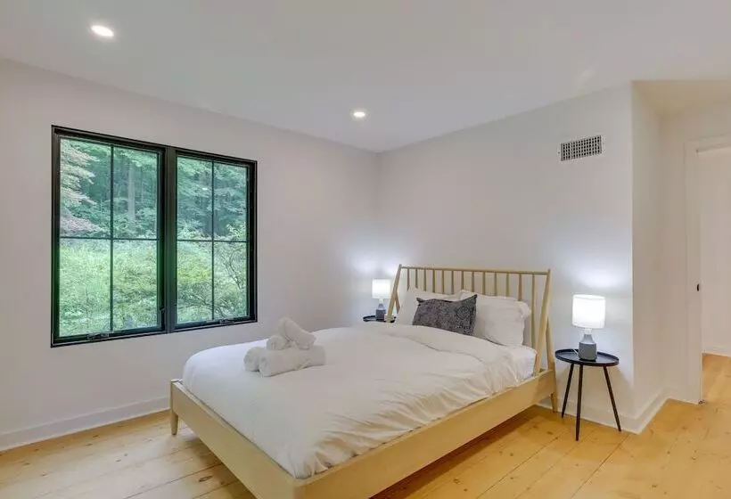 Modern Sharon Farmhouse: Spacious, Patio, Views