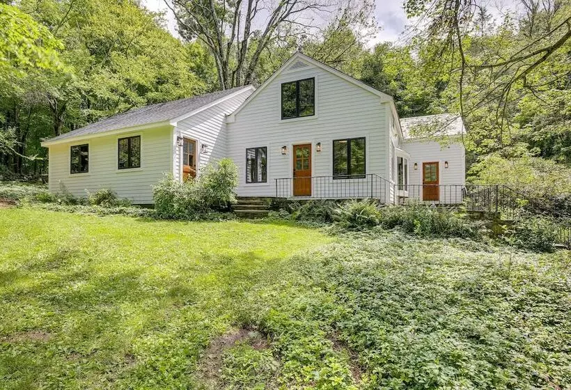 Modern Sharon Farmhouse: Spacious, Patio, Views