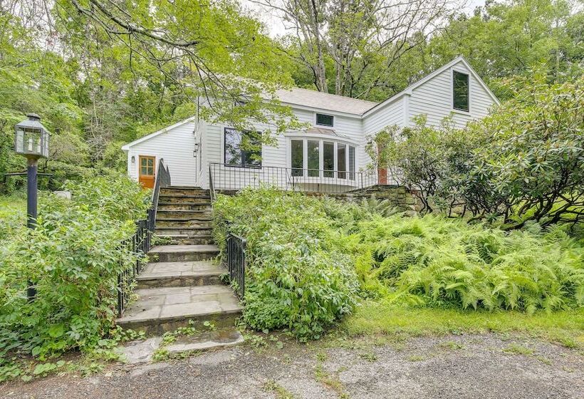 Modern Sharon Farmhouse: Spacious, Patio, Views