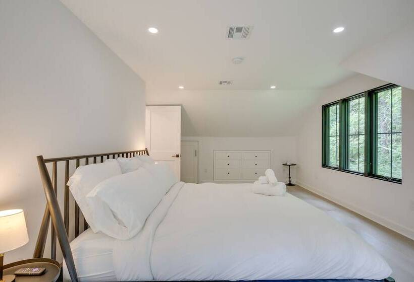 Modern Sharon Farmhouse: Spacious, Patio, Views