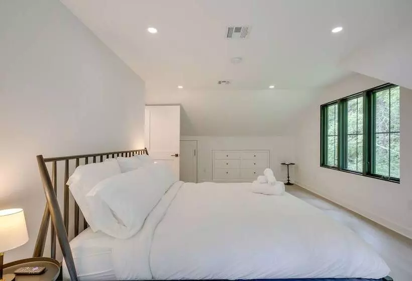 Modern Sharon Farmhouse: Spacious, Patio, Views