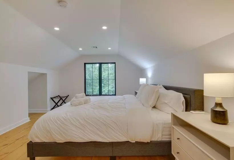 Modern Sharon Farmhouse: Spacious, Patio, Views