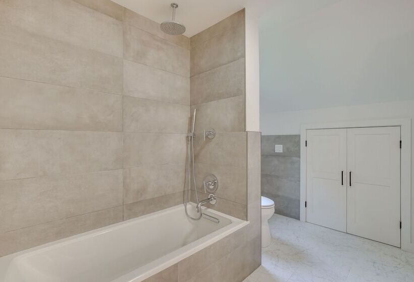 Modern Sharon Farmhouse: Spacious, Patio, Views