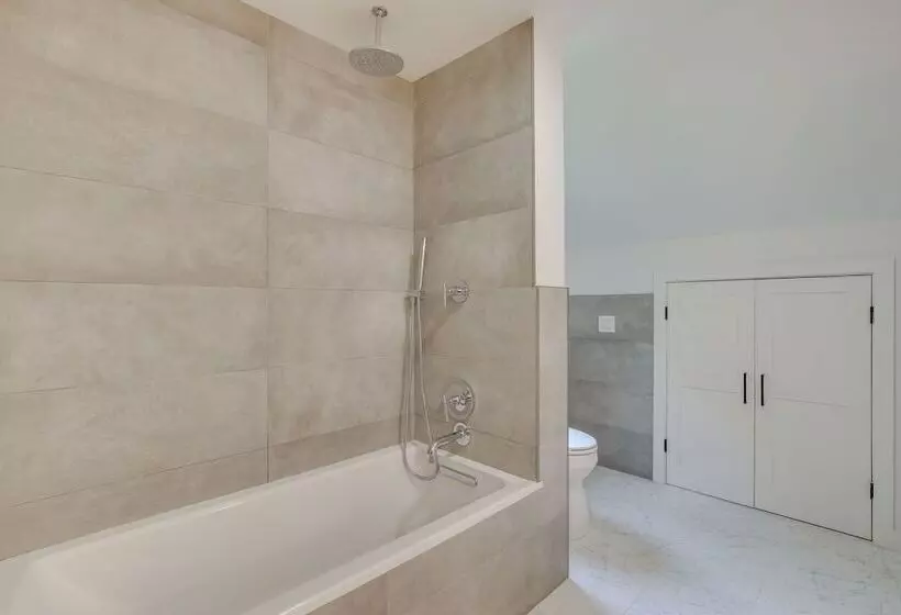 Modern Sharon Farmhouse: Spacious, Patio, Views