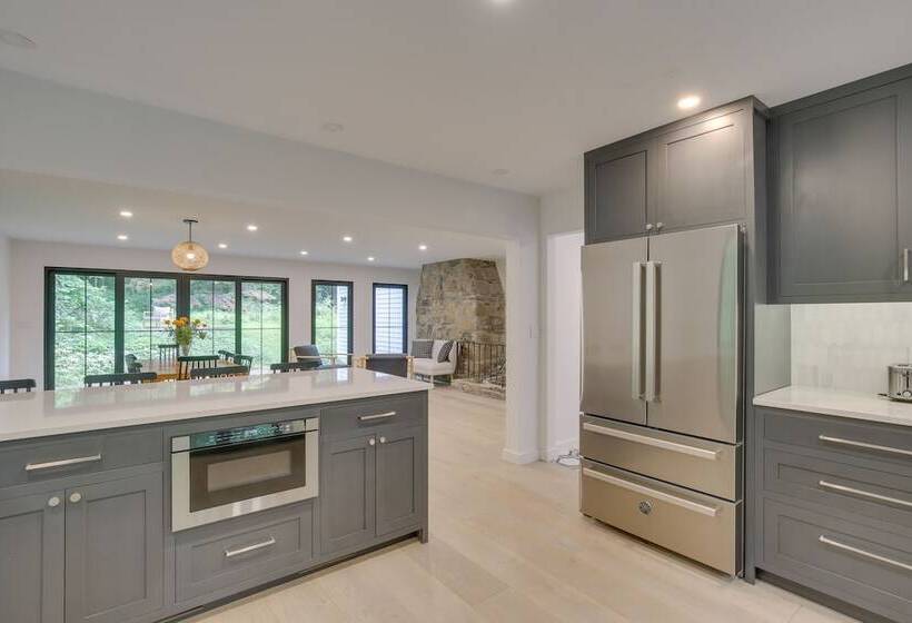 Modern Sharon Farmhouse: Spacious, Patio, Views