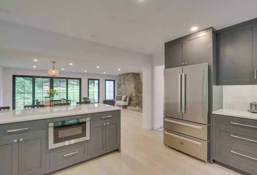 Modern Sharon Farmhouse: Spacious, Patio, Views