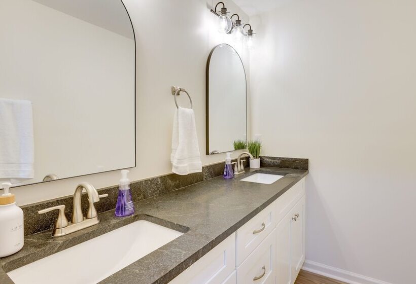 Northport Game Day Getaway: 5 Mi To University!