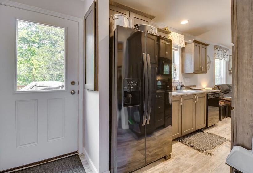 Oakland Oasis: Serene Retreat In The Ozarks