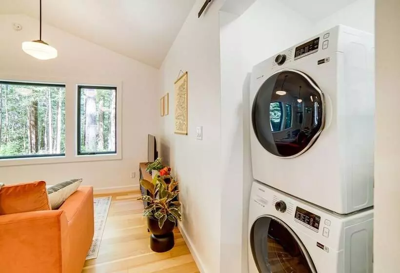 Peaceful Mendocino Cottage Surrounded By Redwoods