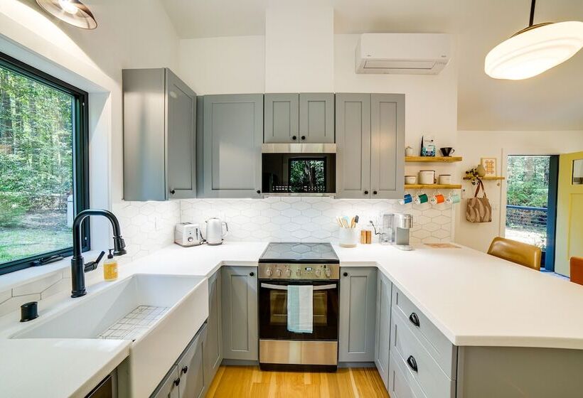 Peaceful Mendocino Cottage Surrounded By Redwoods