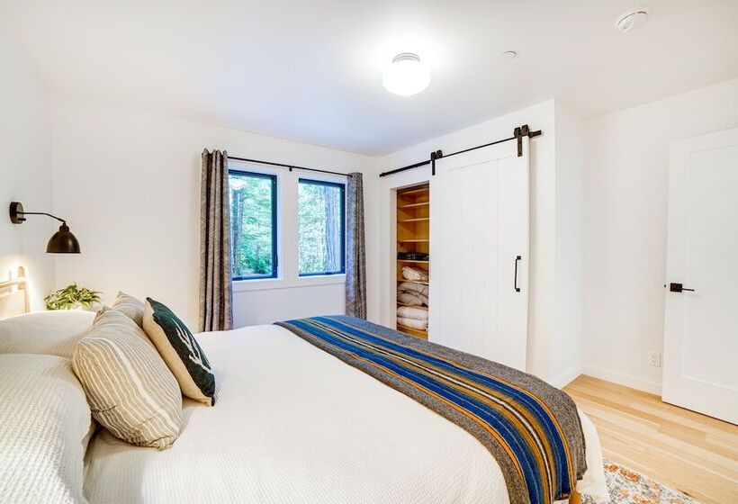 Peaceful Mendocino Cottage Surrounded By Redwoods