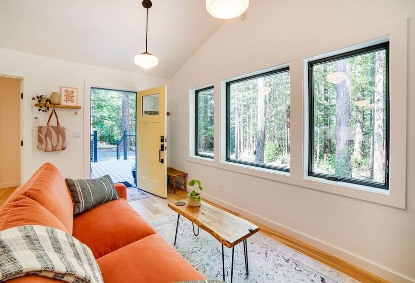 Peaceful Mendocino Cottage Surrounded By Redwoods