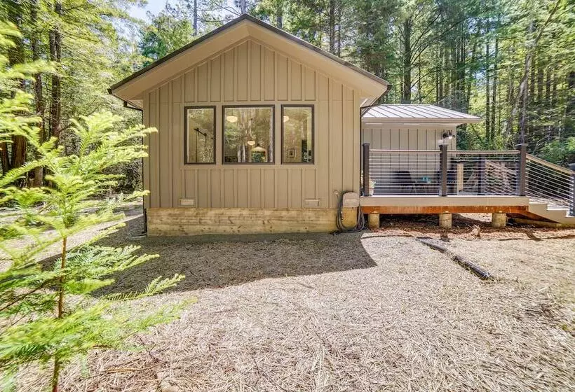Peaceful Mendocino Cottage Surrounded By Redwoods
