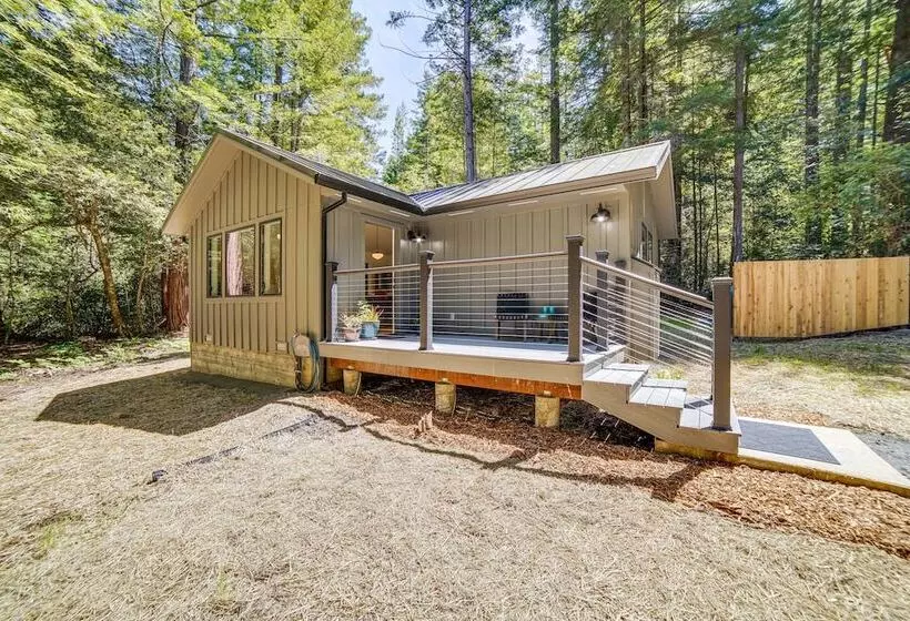 Peaceful Mendocino Cottage Surrounded By Redwoods