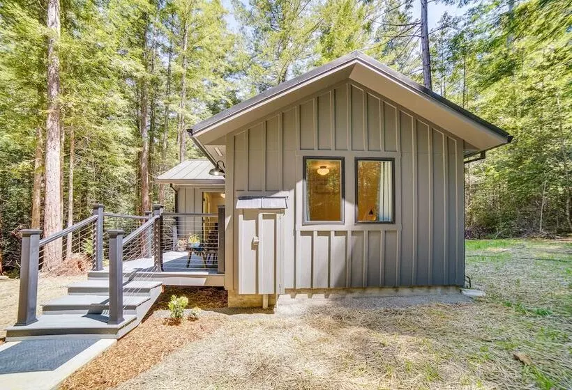 Peaceful Mendocino Cottage Surrounded By Redwoods