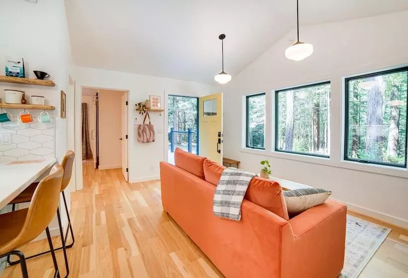 Peaceful Mendocino Cottage Surrounded By Redwoods