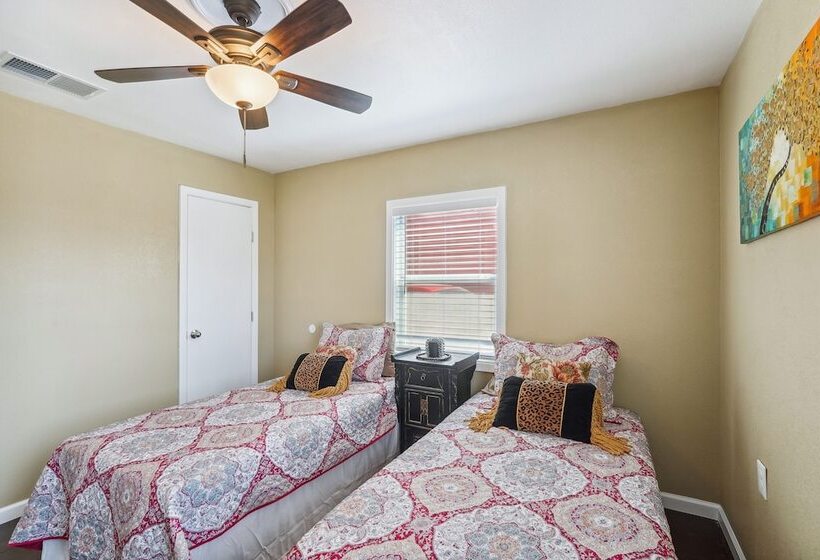 Quaint Midland Home ~ 1 Mi To Downtown!