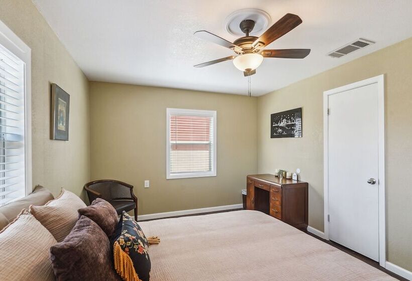 Quaint Midland Home ~ 1 Mi To Downtown!