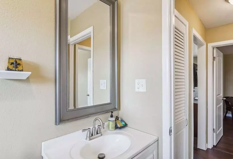 Quaint Midland Home ~ 1 Mi To Downtown!