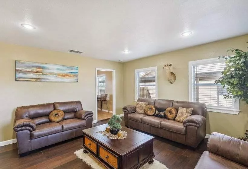 Quaint Midland Home ~ 1 Mi To Downtown!