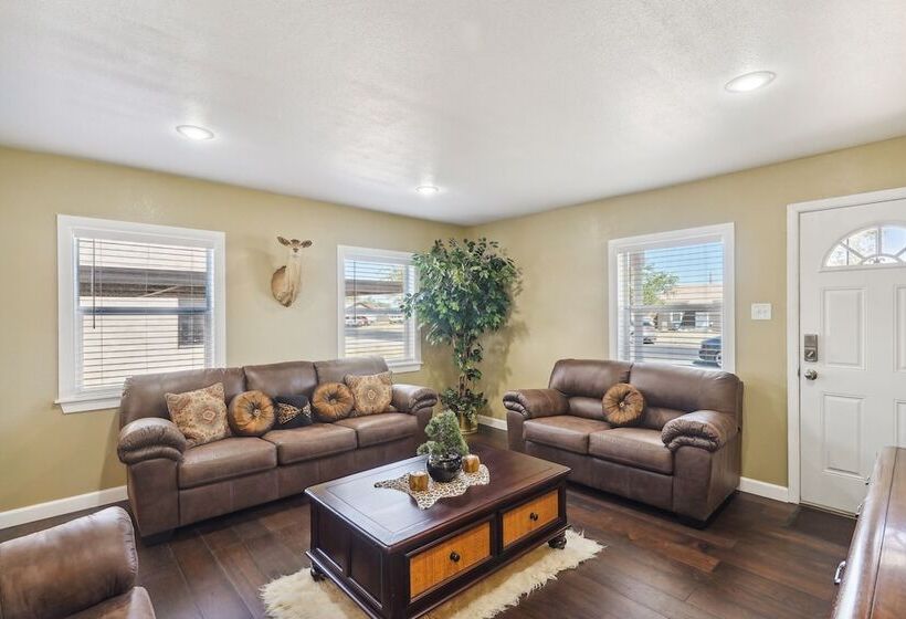 Quaint Midland Home ~ 1 Mi To Downtown!