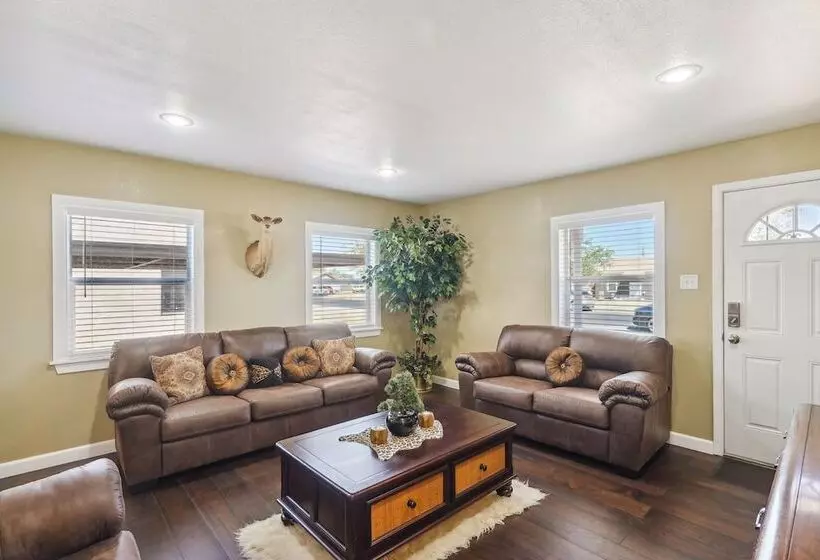 Quaint Midland Home ~ 1 Mi To Downtown!