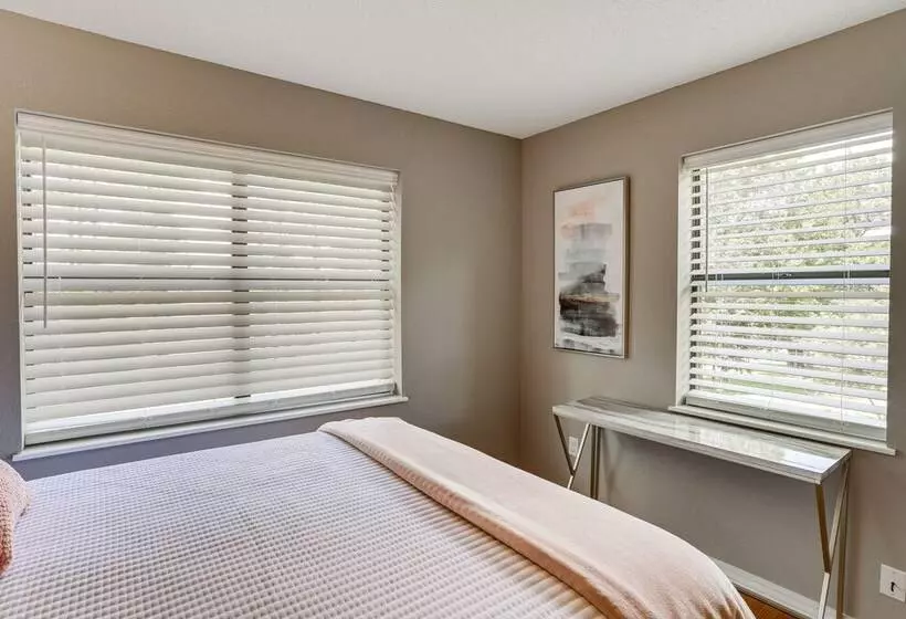 Rural Melbourne House With Deck!