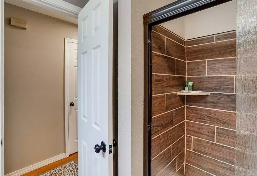 Rural Melbourne House With Deck!