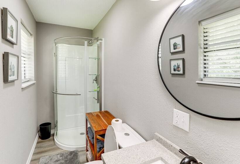 Rural Melbourne House With Deck!