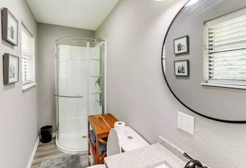 Rural Melbourne House With Deck!