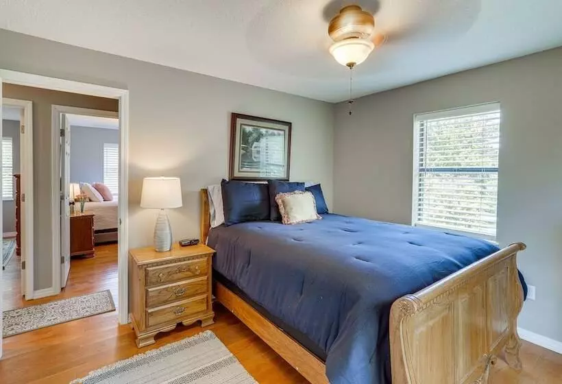 Rural Melbourne House With Deck!