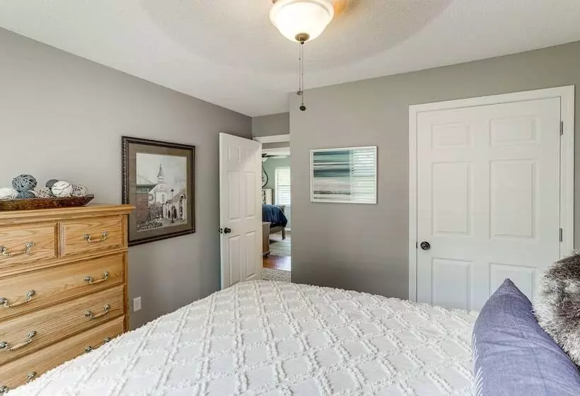 Rural Melbourne House With Deck!