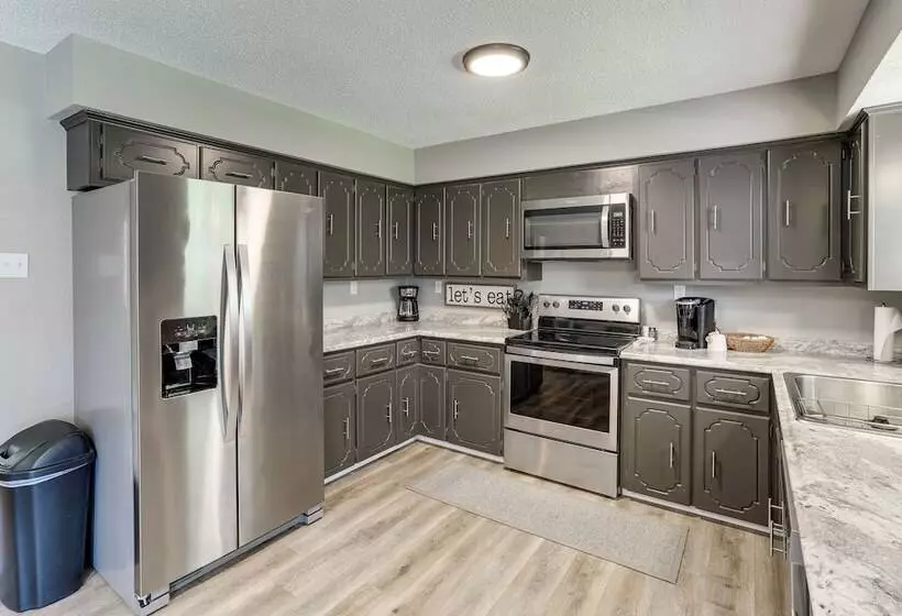 Rural Melbourne House With Deck!