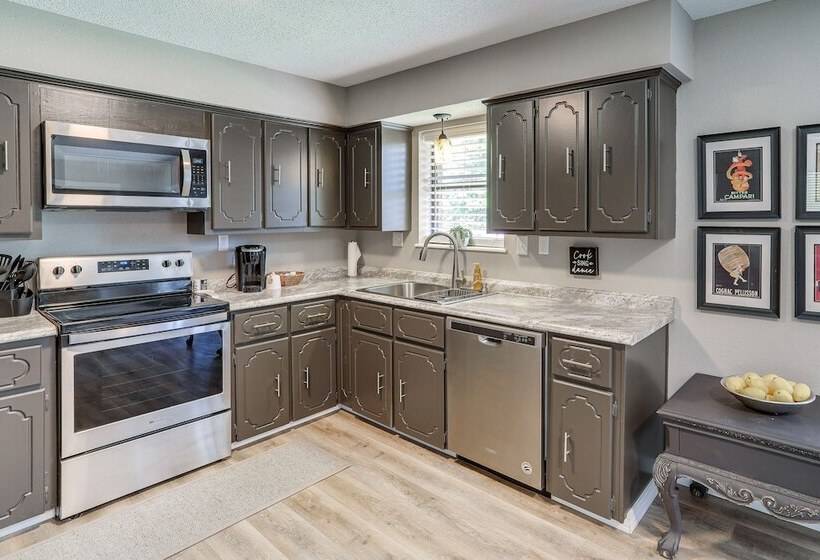 Rural Melbourne House With Deck!