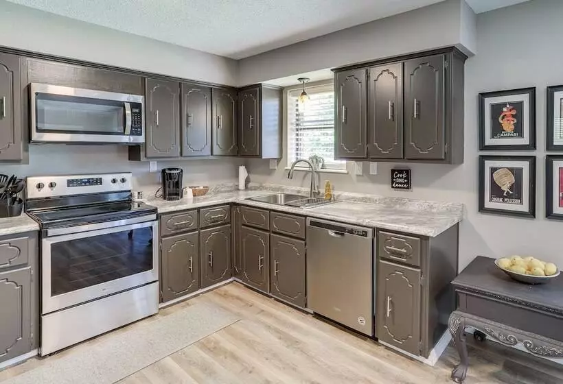 Rural Melbourne House With Deck!