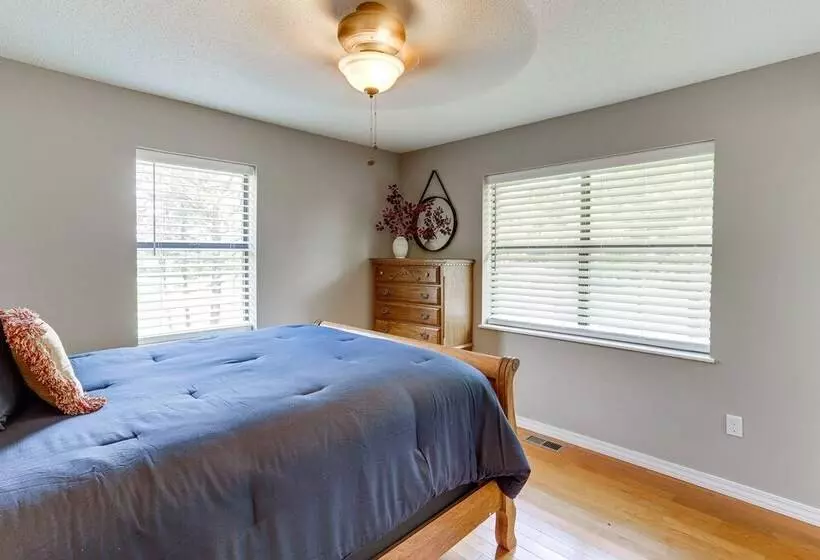 Rural Melbourne House With Deck!