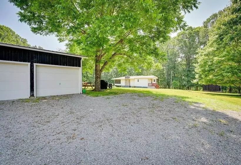 Rustic Russell Springs Home Near Marina & Lake!