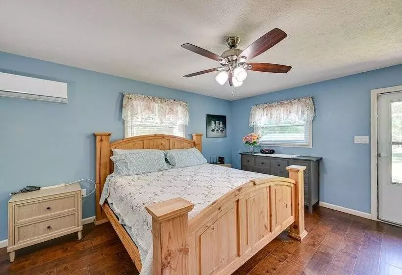 Rustic Russell Springs Home Near Marina & Lake!