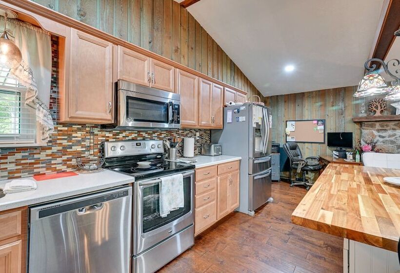 Rustic Russell Springs Home Near Marina & Lake!