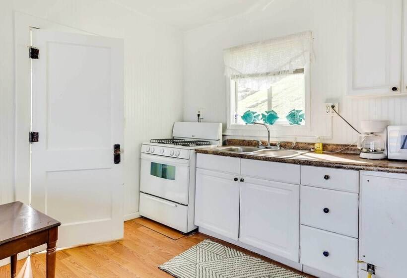 Scenic Geneva Cottage W/ Lake Erie Beach Access!