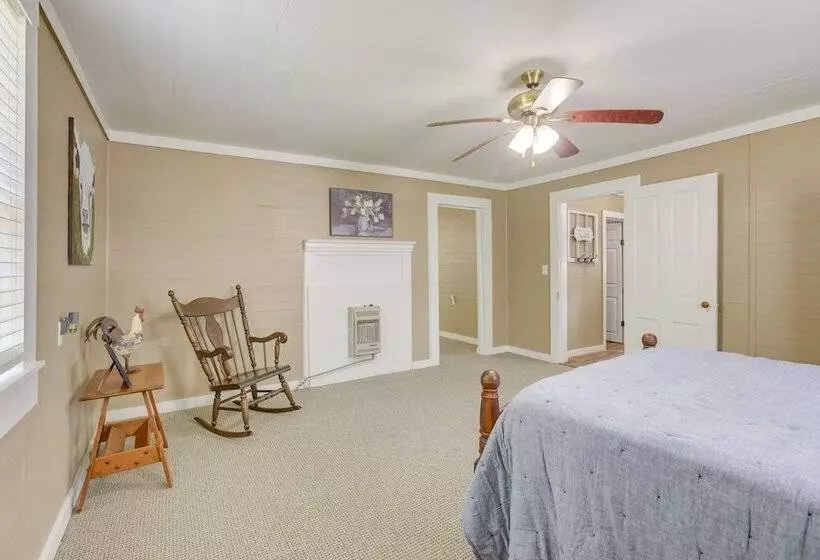 2 Mi To Lake: Lineville Farmhouse W/ Fire Pit