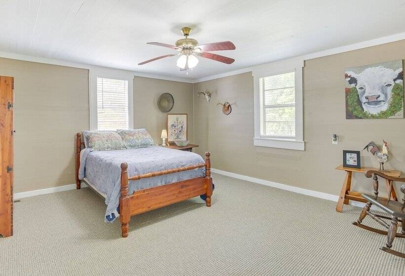 2 Mi To Lake: Lineville Farmhouse W/ Fire Pit