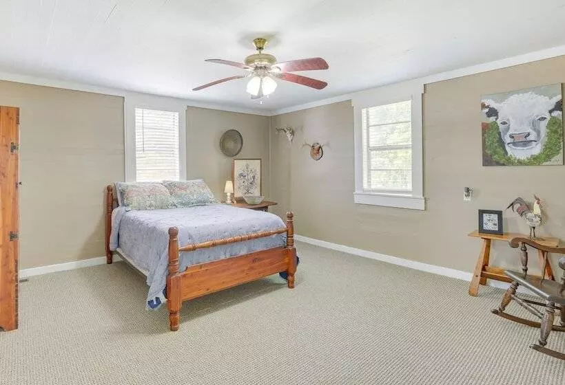 2 Mi To Lake: Lineville Farmhouse W/ Fire Pit